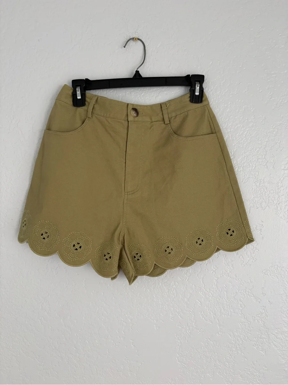 ❤️NEW entro Olive Scalloped Eyelet High-Waist Shorts